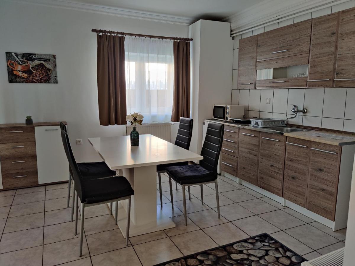 Katalin Apartmanhaz มิชโคลซ์ ภายนอก รูปภาพ